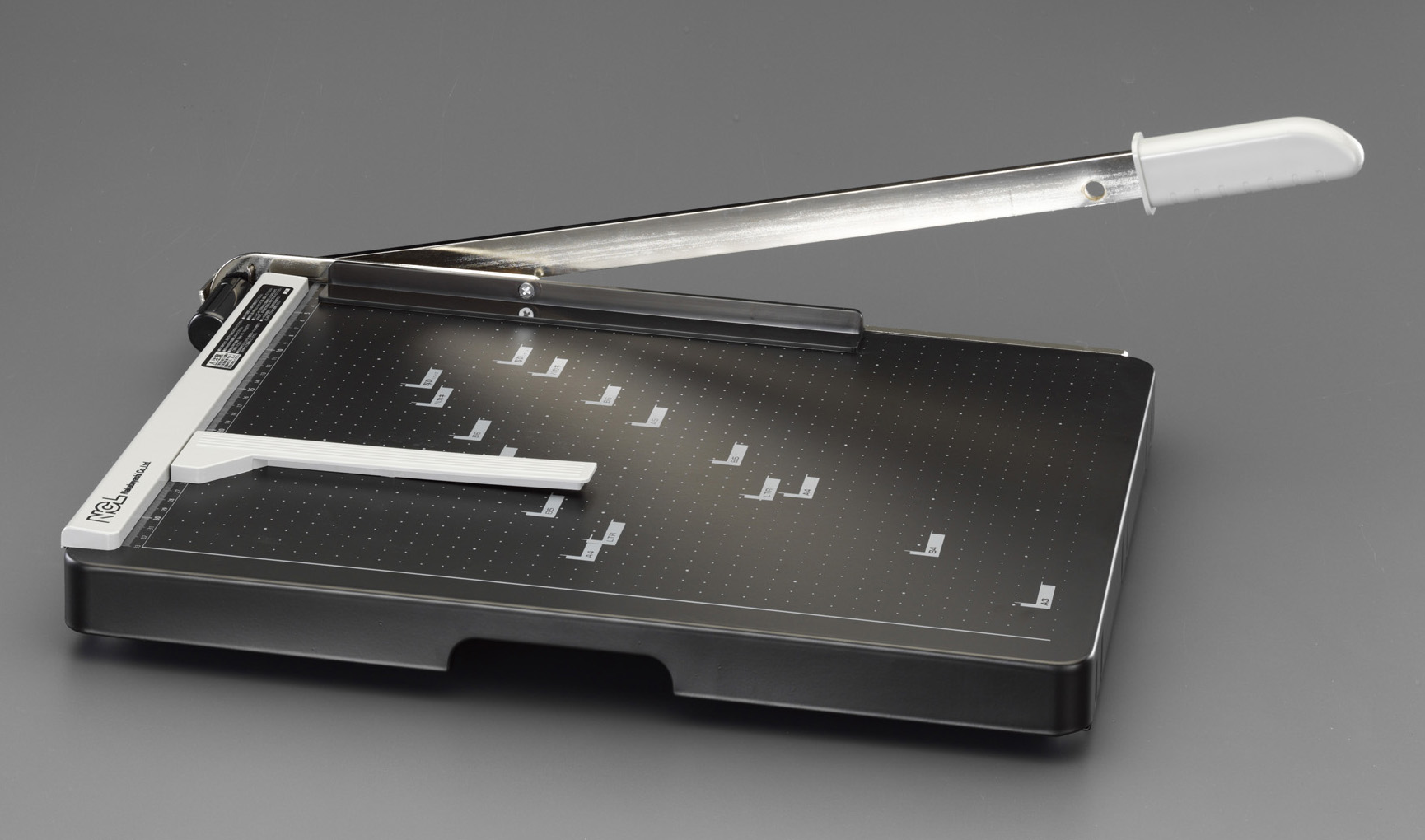 EA762EB-17A｜305x400mm/裁断幅380mm ペーパーカッターのページ -