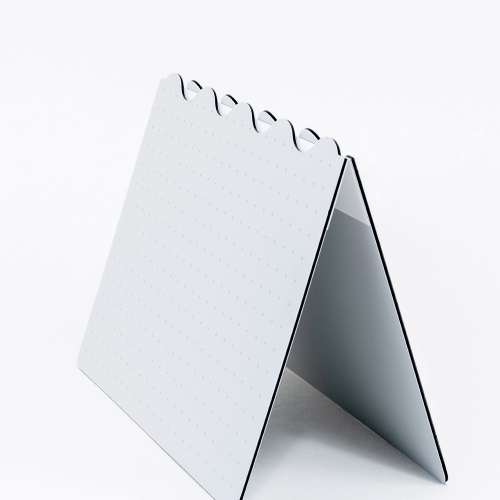 本体を半分に折りたためる二つ折り仕様のカッティングマットです。