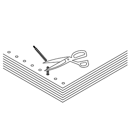 ②ファスナーを穴に通し1cm位の長さを残しカットします。