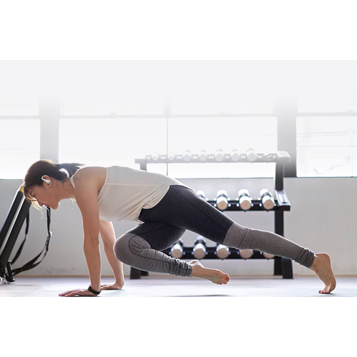 柔らかい素材のイヤーフックで安定の装着感\n※商品はブラックです。