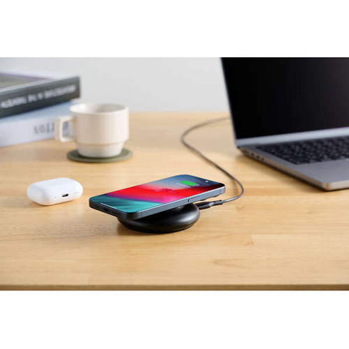 スマートフォンもAirPodsも充電できる2WAYタイプ