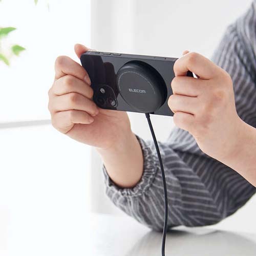 充電しながらスマホ操作が容易