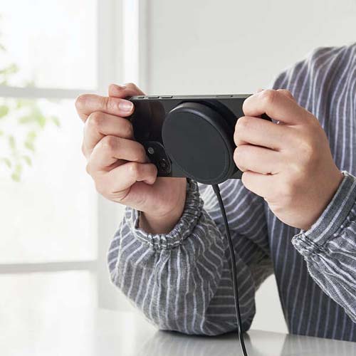 充電しながらスマホ操作が容易
