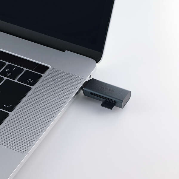 SDカードとmicroSDカードの2つのスロットを搭載