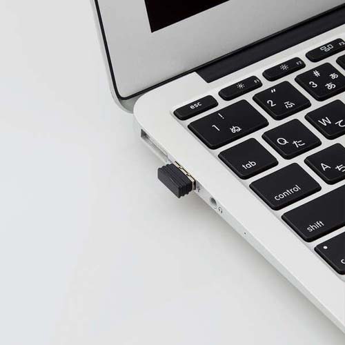 装着したまま持ち運び可能な1円玉サイズのマイクロレシーバを採用