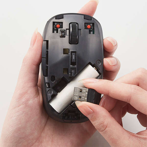 レシーバはマウス本体内に収納できます