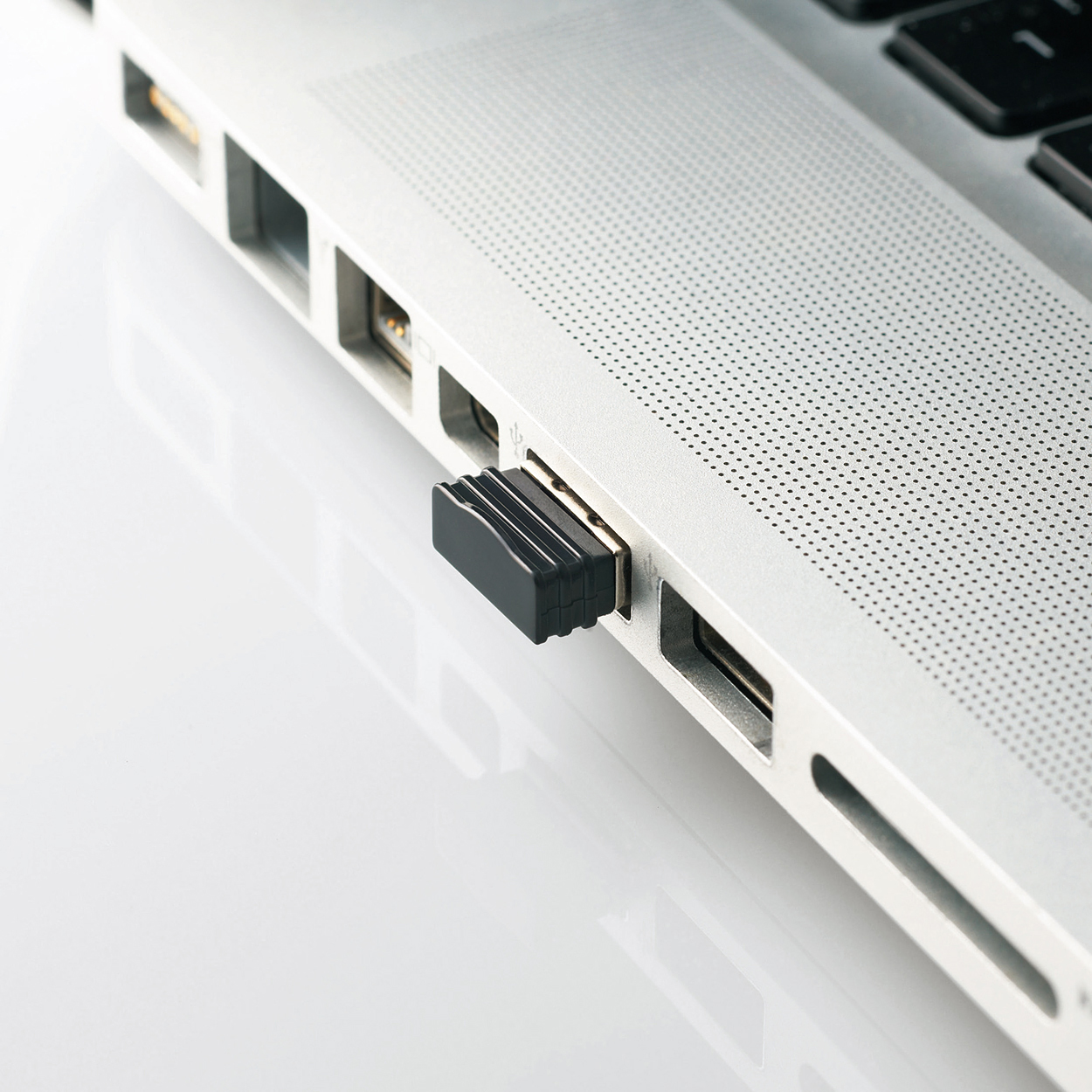 1円玉サイズのマイクロレシーバを採用