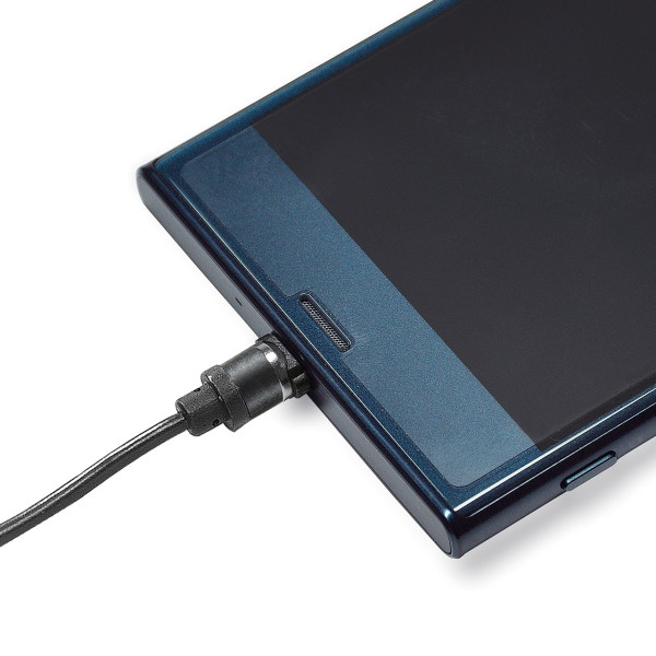 磁石の力で近付けるだけで接続できるので、スマートフォンなどの充電が簡単