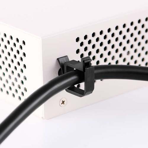 バンドを使用して電源ケーブルを取り付けることで抜けにくくなり、不要な電源トラブルを防ぐことができます。