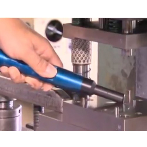 先端は高磁力希土類磁石を採用しており小形高性能で、狭い箇所での脱磁作業も容易です。