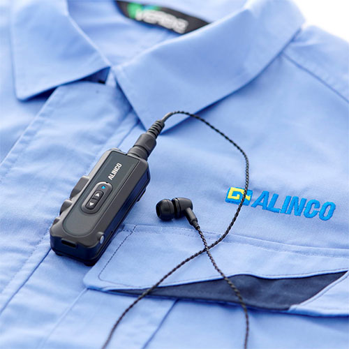 胸元で完結する小型トランシーバー\n※別売の専用イヤホン類と充電器が必要です。