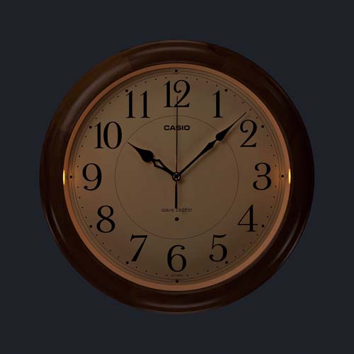 夜間の暗所でも時刻が見やすい夜見えライト機能付き