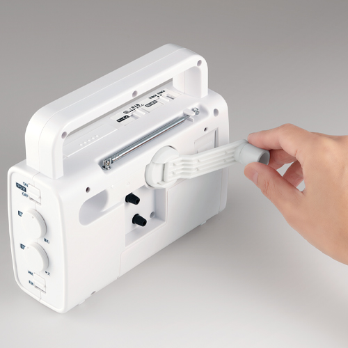 手回し発電で充電池へ充電できます