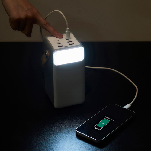 背面にはLEDライト搭載。\n3段階の明るさ調整。ライトのみの使用で約144時間点灯。