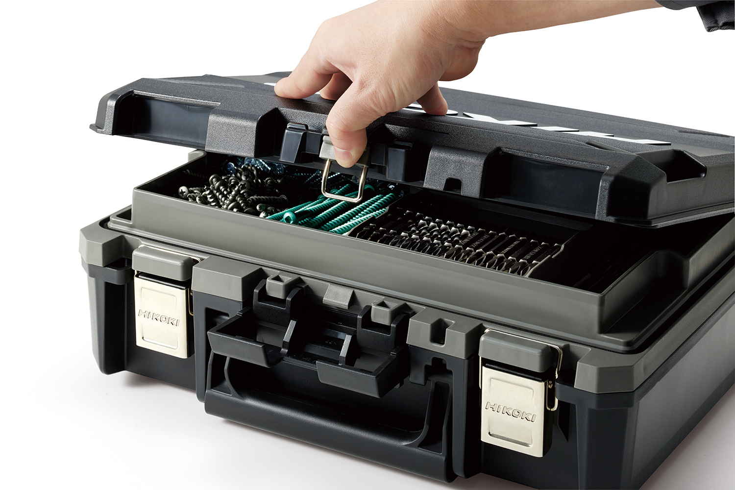 フタを閉じると自動で簡易ロック。ラッチの締め忘れによる小物のばら撒きを防止。