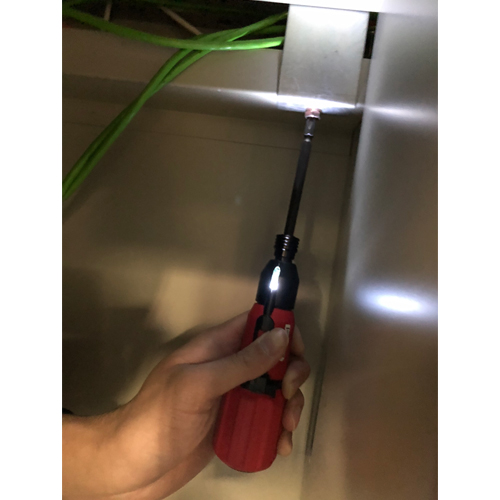 動作中のみ白色ランプ点灯、暗所でも便利