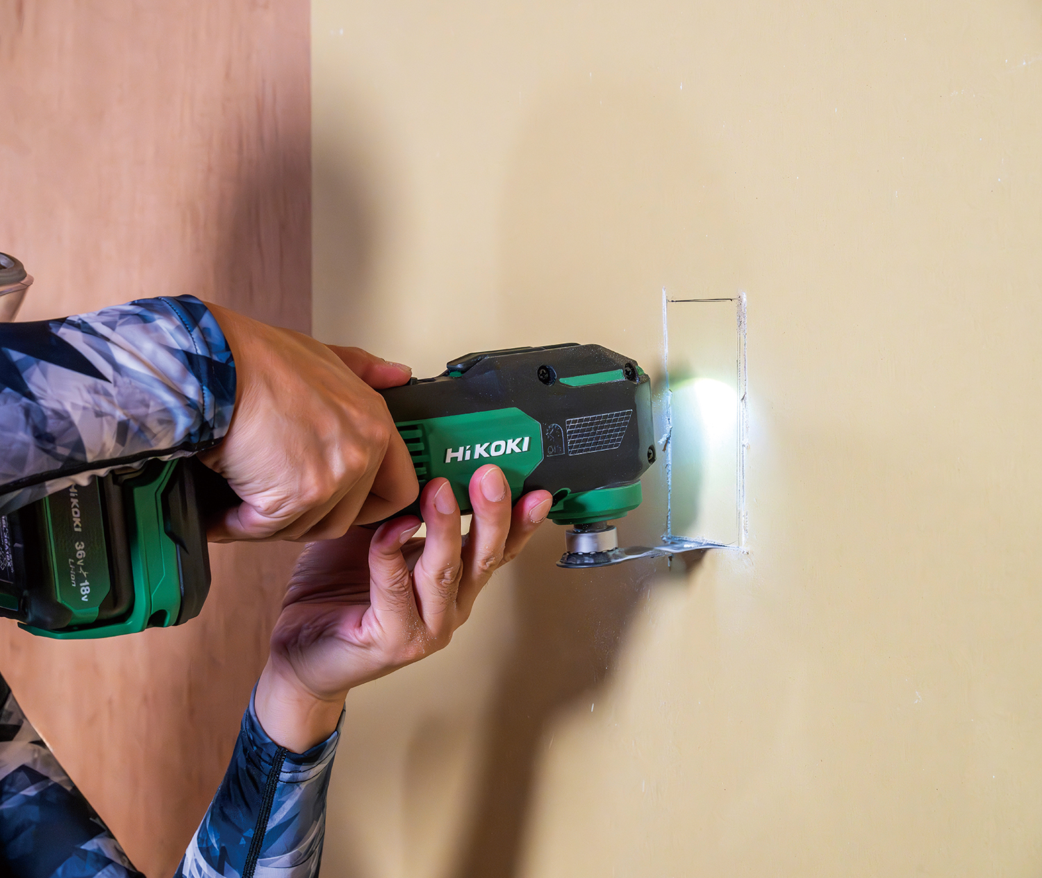 石こうボードのポケット切断に\n※ブレード・バッテリー等は別売です。