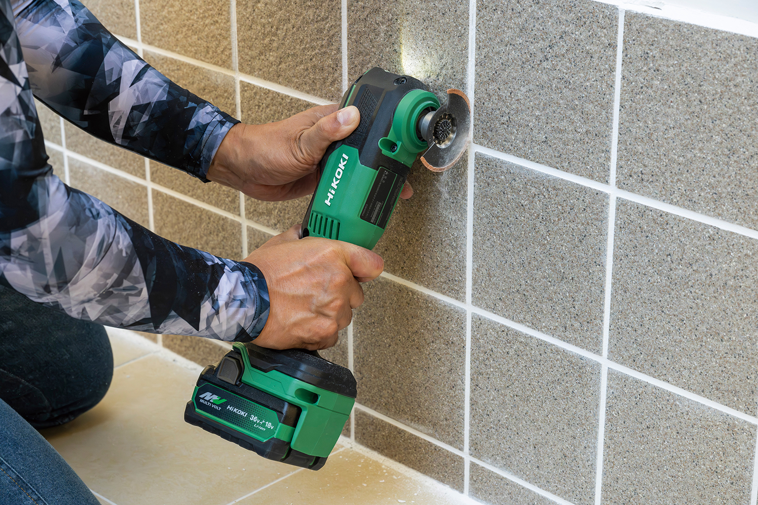 タイルの切断\n※ブレード・バッテリー等は別売です。