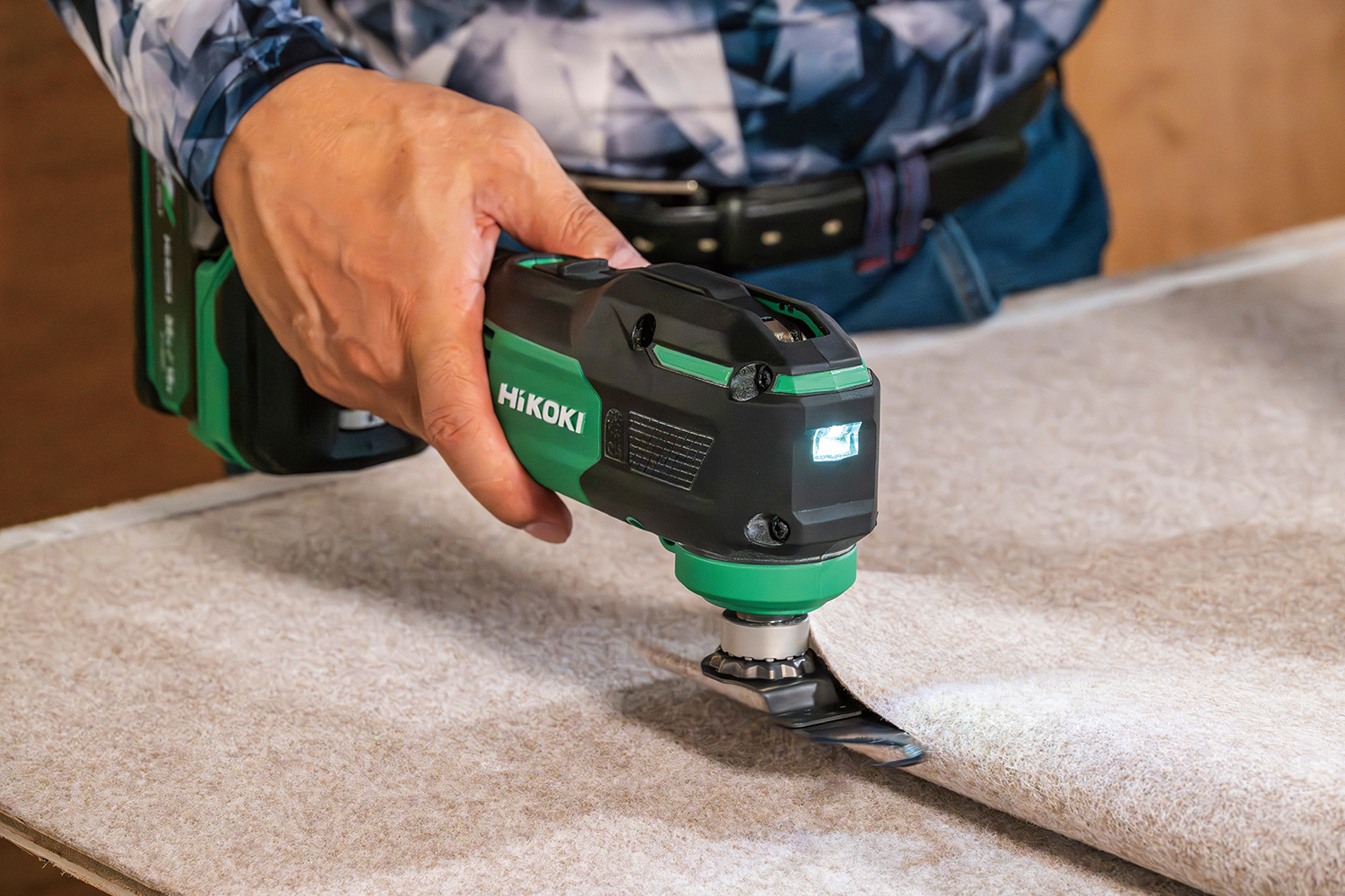 カーペットの切断\n※ブレード・バッテリー等は別売です。