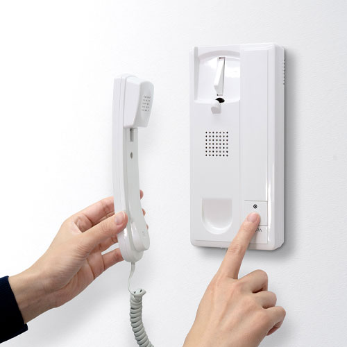 ボタンを押して受話器を取るだけで通話が可能
