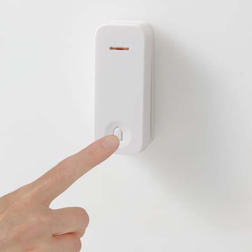 送信器ボタンを押した力で中のコイルが発電することで電波を飛ばします。