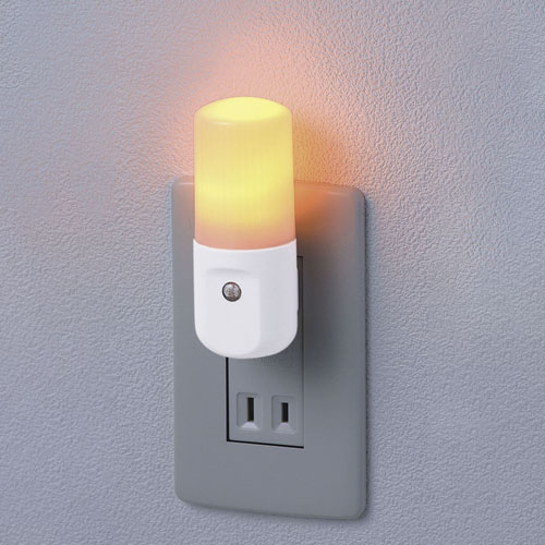 温かみのある電球色で暗がりを照らします。\n廊下などの足元灯に。
