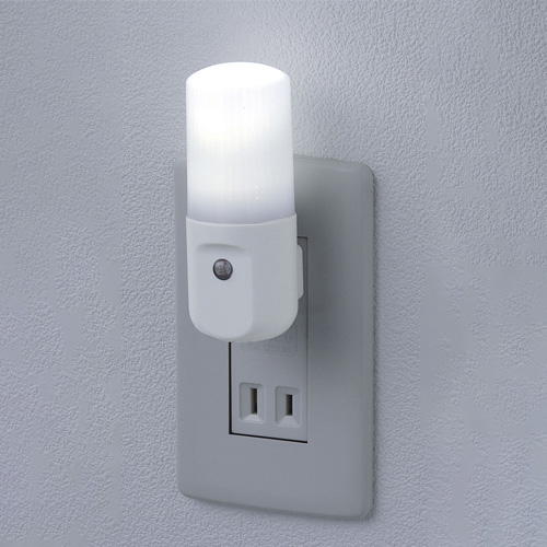 スッキリとした白い光で暗がりを照らします。\n廊下などの足元灯に。