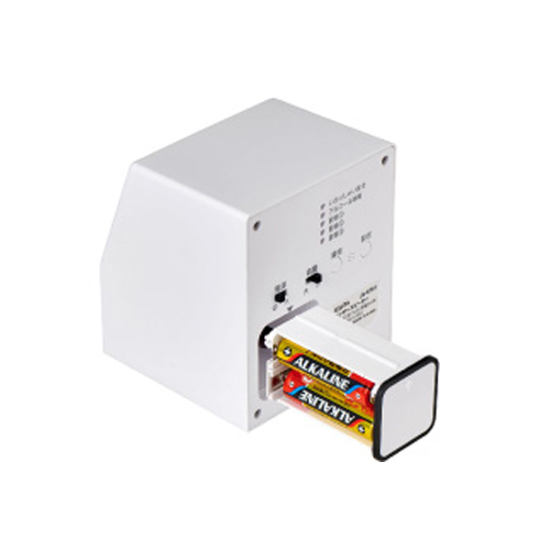 電源が取れない場所では、単三形乾電池×4本使用（ワンタッチ取り外し式）