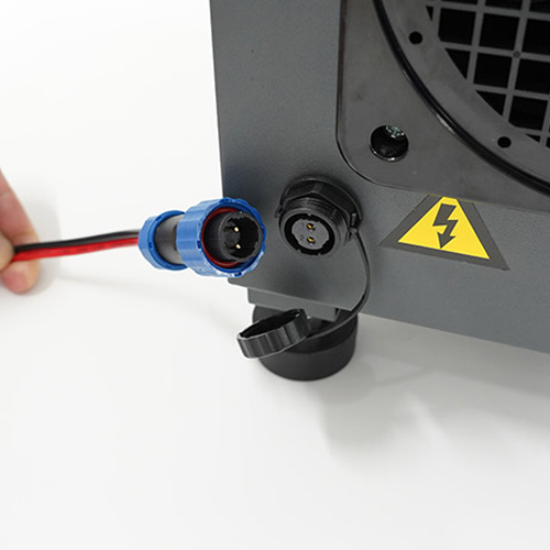 付属の専用コードでバッテリーへ接続\n※旧モデルの画像です