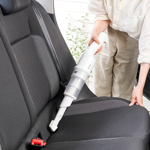 アタッチメントでハンディタイプに。付属のすき間ノズルは先端を回転させてブラシノズルとしても使用可能。車内に、サッシのレールに。