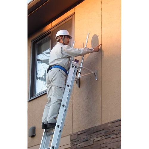 建物の壁面でも大活躍！\nラダーキングは屋根だけじゃなく、壁面でも使用できます。手摺りポールは取り外すことも可能です。