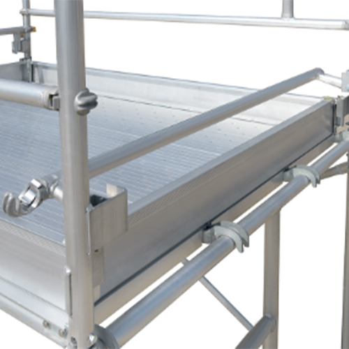 手すりわくの中桟が倒れるので、スムーズに作業床に乗り込めます。