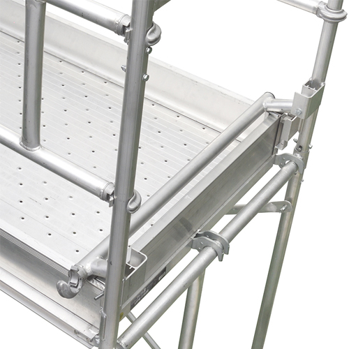 手すりわくの中桟が倒れるので、スムーズに作業床に乗り込めます。