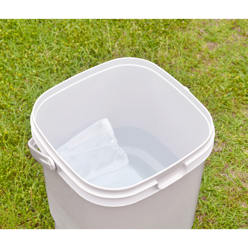 大きな氷もすっぽりと入る広い投入口