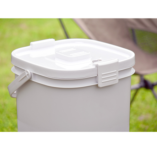 開けやすく、しっかり閉まる大きなバックル