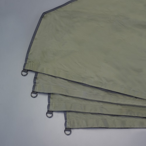 テントの固定に便利な補助ロープ通しのリング付