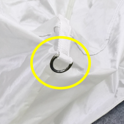 テントの固定に便利な補助ロープ通しのリング付