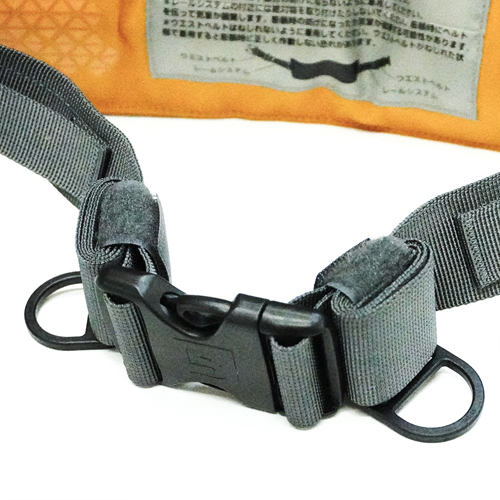 フロントにアイテムを連結できる便利なDリング付き