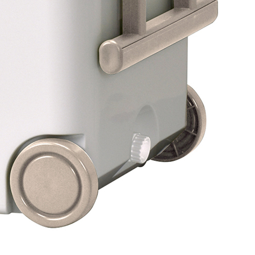 溶けた氷をラクに排水できる水抜き栓付き