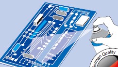 基盤にスプレーをして故障の恐れのある所がないか確認しています。
