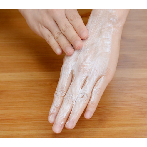 もみ込むようにまんべんなく手になじませます。