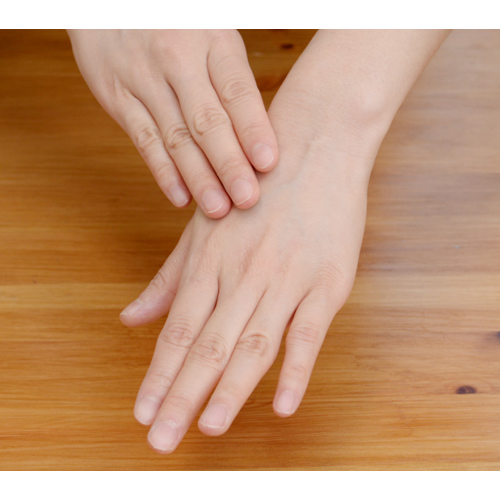 乾くと透明になります。