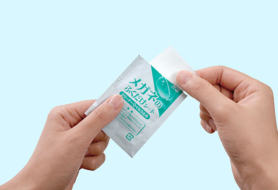 ウエットシートを取り出し、乾かないうちにレンズに液を塗り込むように拭き上げてください。