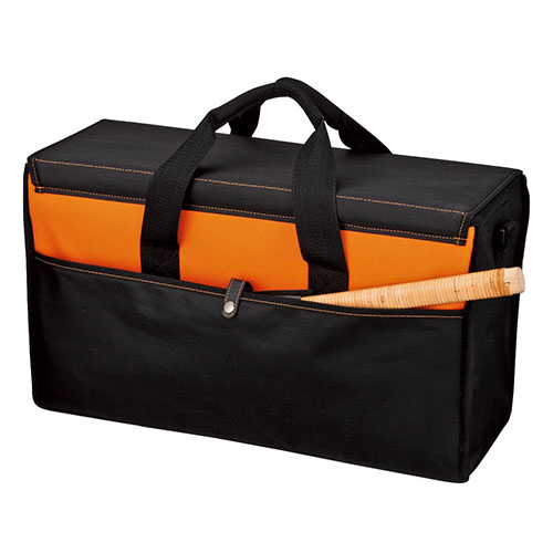 バッグ背面には多目的に使える大型ポケット付