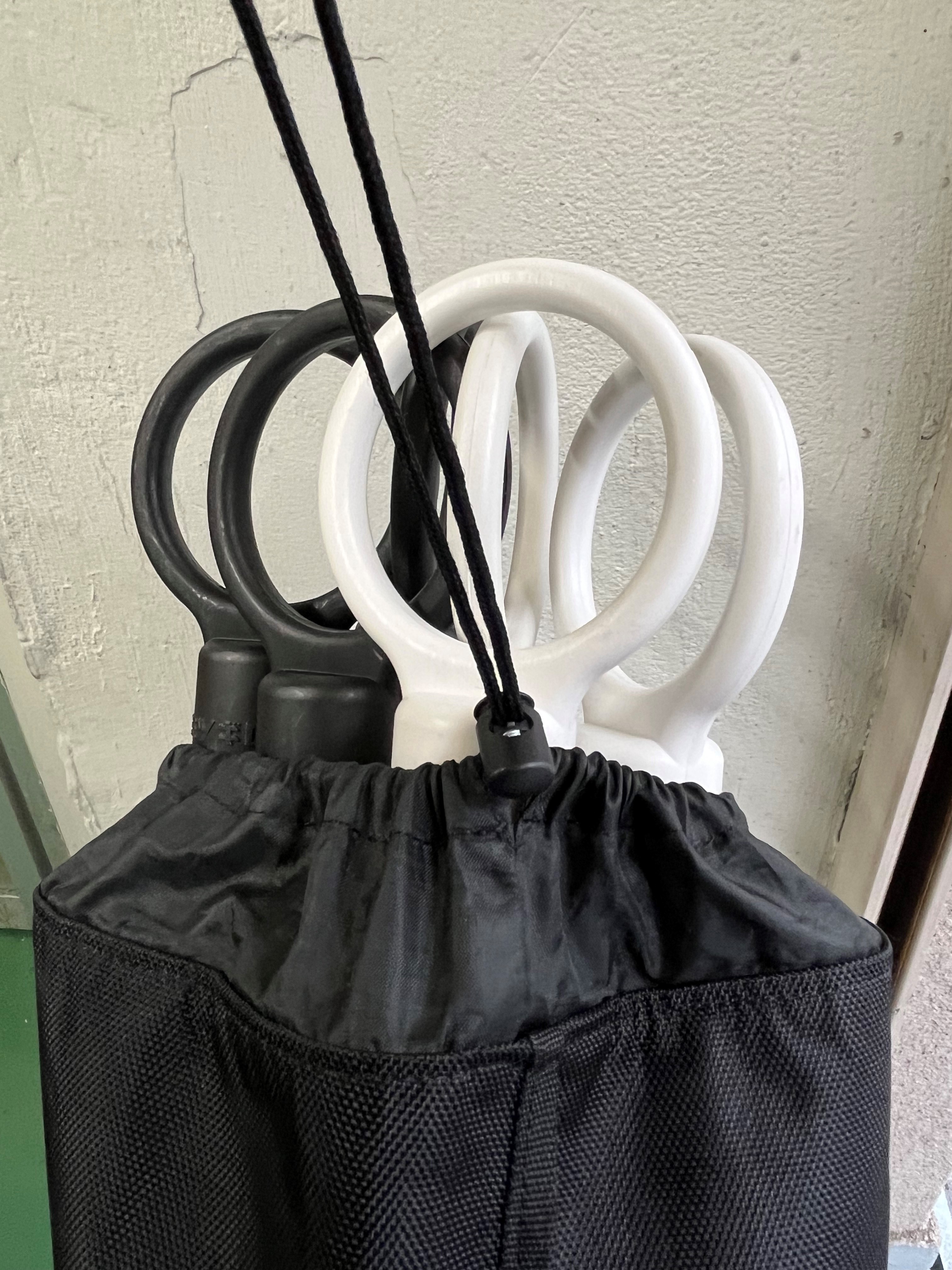 収納口は絞れるので収納物の不意な落下を防ぎます。