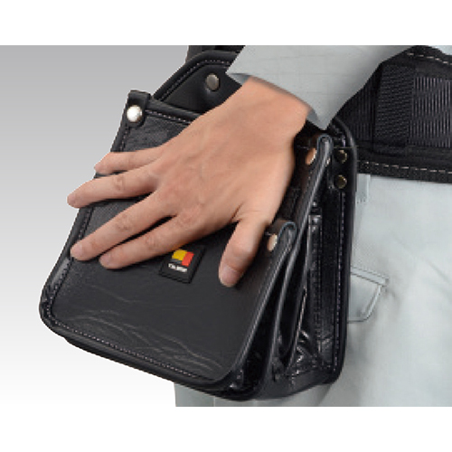 狭所に入る場合でも腰袋を片手で潰しやすい形状