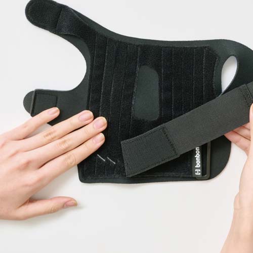 手首ベルトを取り外すとステー抜き差し用スリットが見えます\n※画像は左用です。