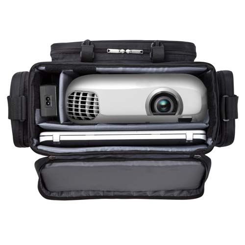 16インチワイドまでのノートパソコン、ACアダプタ、ケーブル、リモコン、説明書なども収納