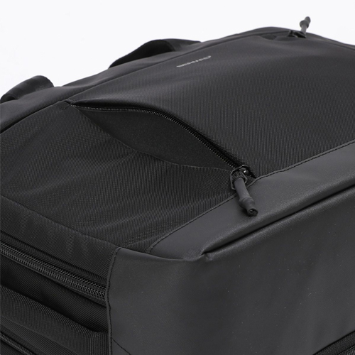 前面左側のファスナーポケットの内装は、モバイル機器などの収納物に優しいソフトなパイル生地を使用しています。