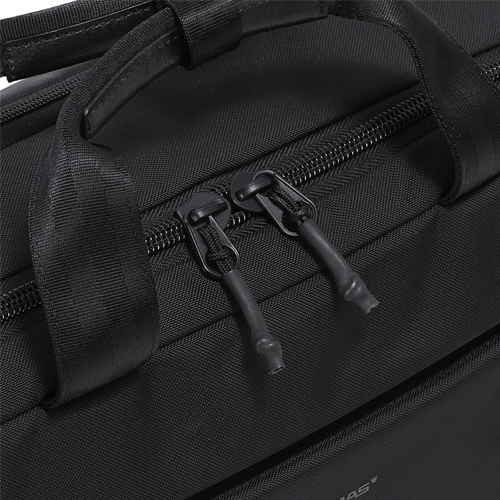 ファスナーの引手には握りやすく持ちやすいジッパープルを付属